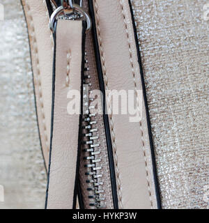 Detal Tasche aus Kunstleder mit Armaturen, Metall-Reißverschluss. Einzelhandel-Profil und Textilindustrie. Platz Stockfoto