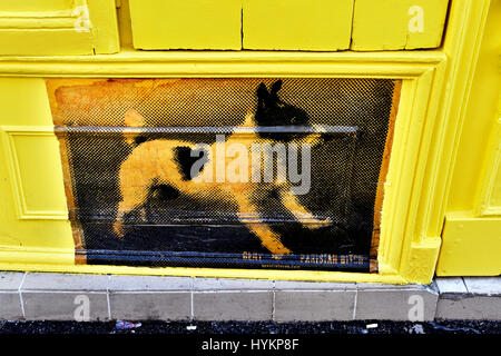 Street-Art-Plakat auf eine Ladenfront, Montmartre, Paris 9., Frankreich Stockfoto