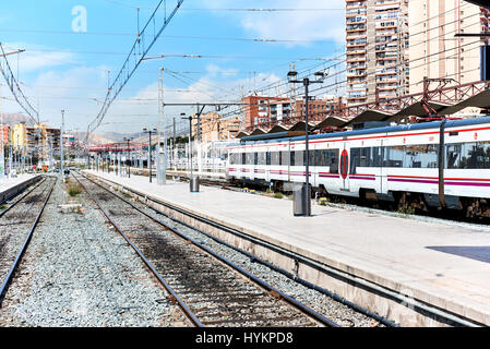 Alicante, Spanien - 31. März 2017: Alicante Bahnhof. Die wichtigsten nationalen Eisenbahngesellschaft in Spanien ist RENFE. Costa Blanca. Spanien Stockfoto