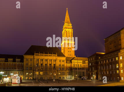 Nachtansicht des Rathauses Kiel, Deutschland Stockfoto