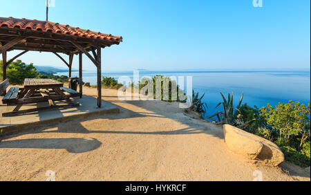 Morgen Sommer Ägäis Küste mit Ruhestätte (Nikiti, Sithonia, Chalkidiki, Griechenland). Stockfoto