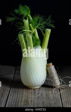 Frischer Fenchel Birne auf Holztisch. Schließen Sie frisches Bio-Gemüse. Stockfoto