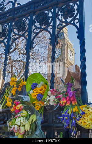 London, Westminster Floral Tribute auf dem Geländer des Palace of Westminster nach dem Terroranschlag im März 2017 Stockfoto