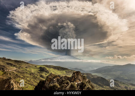 MESSINA, Sizilien: Ein Bild von einer Eruption des Ätna. Die Aschewolke überschritten 1,8 Meilen in der Höhe. Eine nukleare Pilz-wie Wolke Strahlen aus dem Ätna in Sizilien haben durch eine erstaunt lokale Mann gefangen genommen worden. Knisternden Flammen und riesige Rauchwolken sehen Pumpen aus der Spitze einer der aktivsten Vulkane der Welt.  Bilder zeigen, wie die Einwohner von Sizilien im Schatten dieses Monster-Berges Leben elf tausend Füße in der Höhe und der alte römische Gott des Feuers, Vulcan seiner Werkstatt gebaut. Landwirtschaft-Officer Fernando Famiani (51) von San Teodoro, mich Stockfoto