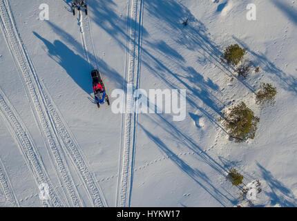 Motorschlitten, Lappland, Schweden. Drohne-Fotografie Stockfoto