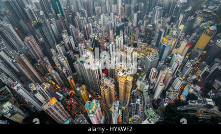 HONG KONG, CHINA: Luftaufnahmen von einer Drohne aus tausend sechs hundert und vierzig Fuß hoch in die Luft genommen zeigen die unglaubliche Cluster von Wolkenkratzern in einem der dichtesten Städte der Welt. Bilder zeigen einen deutlichen Mangel an Grünflächen unter der hohen Konzentration von bunten Hochhäuser sieht aus wie Beton Spitzen stechen heraus von der Oberfläche in unterschiedlichen Höhen. Näherer Betrachtung offenbart Dachgärten und verbindende Straßennetze weben in den riesigen Strukturen.  Andere Bilder zeigen die China, DJI Phantom 3 Professional Drohne verwendet, um diese in der Luft Aufnahmen. Foto Stockfoto