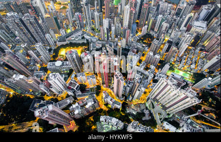 HONG KONG, CHINA: Luftaufnahmen von einer Drohne aus tausend sechs hundert und vierzig Fuß hoch in die Luft genommen zeigen die unglaubliche Cluster von Wolkenkratzern in einem der dichtesten Städte der Welt. Bilder zeigen einen deutlichen Mangel an Grünflächen unter der hohen Konzentration von bunten Hochhäuser sieht aus wie Beton Spitzen stechen heraus von der Oberfläche in unterschiedlichen Höhen. Näherer Betrachtung offenbart Dachgärten und verbindende Straßennetze weben in den riesigen Strukturen.  Andere Bilder zeigen die China, DJI Phantom 3 Professional Drohne verwendet, um diese in der Luft Aufnahmen. Foto Stockfoto