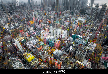 HONG KONG, CHINA: Luftaufnahmen von einer Drohne aus tausend sechs hundert und vierzig Fuß hoch in die Luft genommen zeigen die unglaubliche Cluster von Wolkenkratzern in einem der dichtesten Städte der Welt. Bilder zeigen einen deutlichen Mangel an Grünflächen unter der hohen Konzentration von bunten Hochhäuser sieht aus wie Beton Spitzen stechen heraus von der Oberfläche in unterschiedlichen Höhen. Näherer Betrachtung offenbart Dachgärten und verbindende Straßennetze weben in den riesigen Strukturen.  Andere Bilder zeigen die China, DJI Phantom 3 Professional Drohne verwendet, um diese in der Luft Aufnahmen. Foto Stockfoto