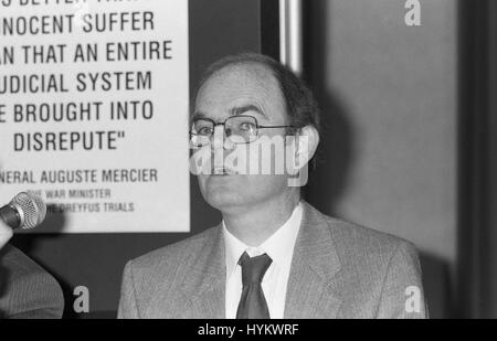 Chris Mullin, Labour party Mitglied des Parlaments für Sunderland South, besucht eine Buchvorstellung in London, England am 11. Juni 1990. Stockfoto