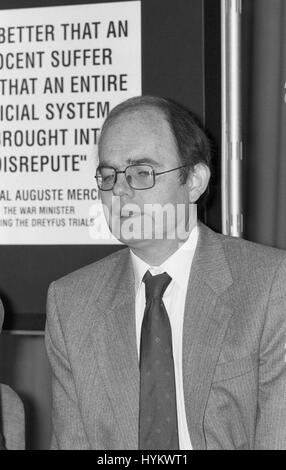 Chris Mullin, Labour party Mitglied des Parlaments für Sunderland South, besucht eine Buchvorstellung in London, England am 11. Juni 1990. Stockfoto