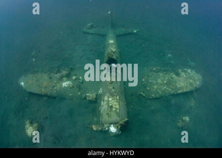 Salomonen, Pazifik: Ein Bild von einem Kampfflugzeug Mitsubishi A6M Zero Langstrecken. DIE Reste einer heftigen Zweiter Weltkrieg Schlacht wurden am Einhundertacht fünf Fuß unter Wasser gefangen genommen. Bilder zeigen diese einst so mächtigen Kriegsmaschinen, jetzt auf dem Meeresboden schlummert.  Einen japanischen Mitsubishi A6M Zero long Ranger-Kampfflugzeuge, ein Amerika Grumman-F6F-3 Hellcat und einer Boeing b-17 Flying Fortress in verschiedenen Graden der gezeigt werden zerfallen mit bunten Korallen wächst ab jetzt ihre verrosteten Granaten, von die einige die menschlichen Überreste der tragischen Besatzungsmitglieder (nicht abgebildet) enthalten. C Stockfoto