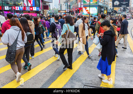 Hong Kong, Hong Kong - 11. März 2017: unbekannte Menschenmenge Kreuzung Kings Road in Hongkong mit unbekannten Menschen. Kings Road ist eine große e Stockfoto