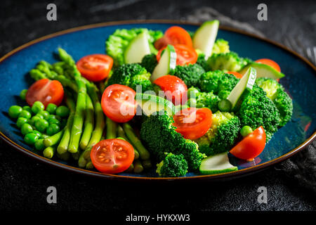 Frischer Salat mit Cherry-Tomaten, Spargel und broccoli Stockfoto