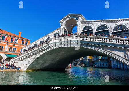 Venedig, Italien - 25. Februar 2017: Rialto-Brücke mit unbekannten Menschen. Es ist eines der vier Brücken über den Canal Grande, es ist die älteste und Stockfoto