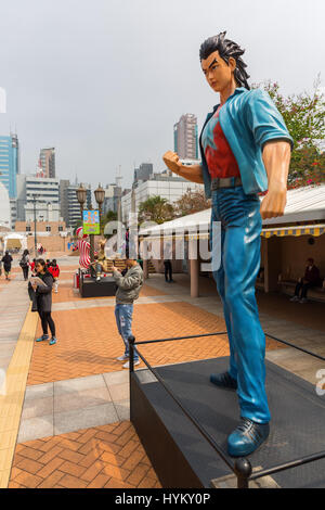 Hong Kong, Hong Kong - 10. März 2017: Comic-Figur auf der Avenue of Comic Stars in Kowloon Park mit unbekannten Menschen. Hong Kong Avenue des Comi Stockfoto