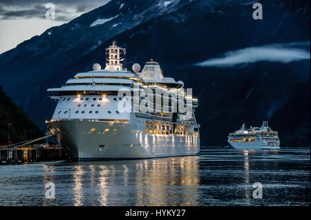 Kreuzfahrtschiff, die Rhapsody of the Seas Radiance of the Seas geht auf Abfahrt im Hafen von Skagway, Alaska Stockfoto