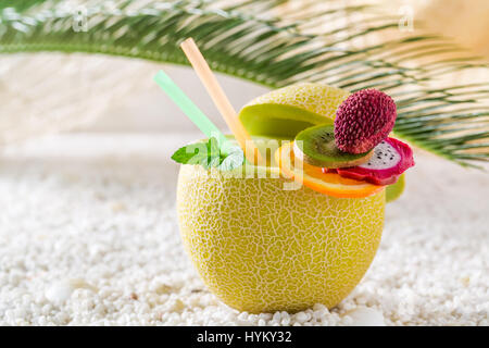 Leckere Drinks in frisches Obst im sonnigen Tag Stockfoto