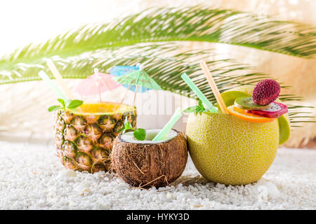 Leckere Drinks in frischem Obst am Sandstrand Stockfoto