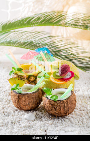 Leckere Drinks in frischen Früchten mit cocktail Sonnenschirme Stockfoto