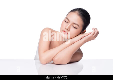 Jugend und Skin Care Concept. Beauty Spa Asiatin mit perfekter Haut Portrait. Stockfoto