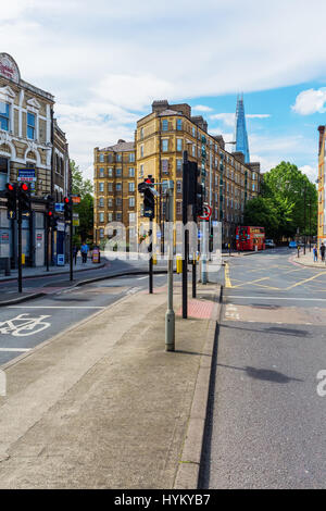 London, UK - 15. Juni 2016: Streetview in Southwark, London, mit unbekannten Menschen. Southwark ist ein Stadtteil im Zentrum von London und ist eines der ol Stockfoto