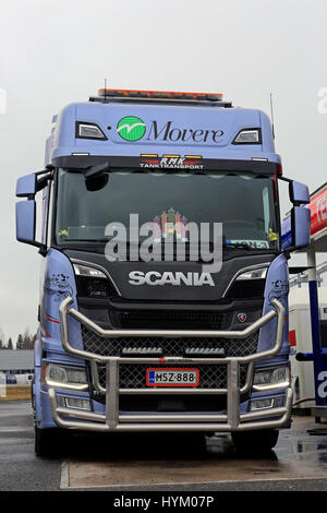 FORSSA, Finnland - 2. April 2017: Frontansicht der nächsten Generation Scania R520 Tankwagen von RMK Liikenne-Trans Oy für AdBlue Transport entladen in eine fil Stockfoto