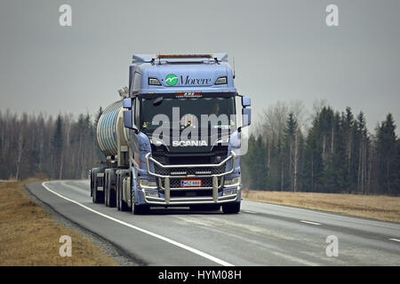 KOSKI TL, Finnland - 2. April 2017: Nächste Generation transportiert Scania R520 Tankwagen mit einem Bull Bar von RMK Liikenne-Trans Oy AdBlue-Flüssigkeit entlang highw Stockfoto