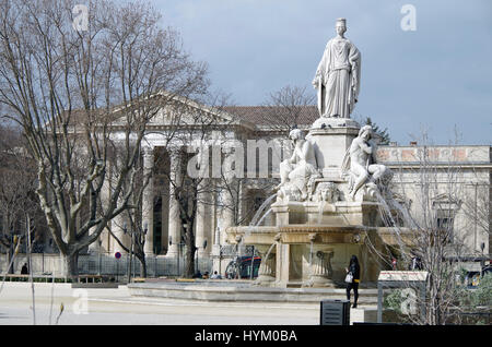 Blick aus dem Garten der Esplanade Charles de Gaulle, das römische Amphitheater, das Palais de Justice und Pradier Brunnen Stockfoto