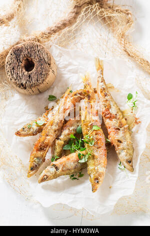 Frisch geröstete roch Fisch mit Kräutern und Salz Stockfoto