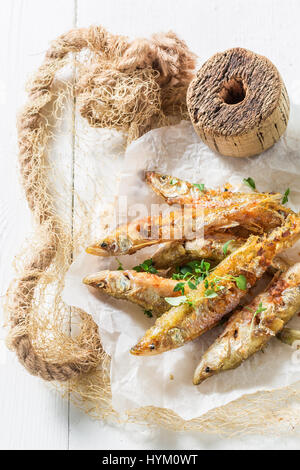 Frisch roch Fish And Chips mit Kräutern und Salz Stockfoto