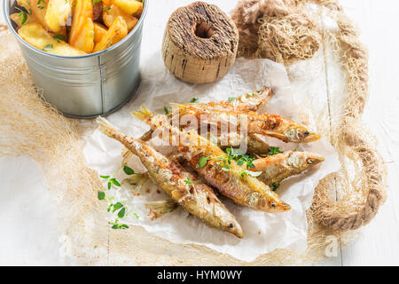 Frisch roch Fish And Chips mit Salz und Kräutern Stockfoto