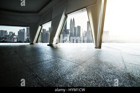 Stadtbild-Skyline-Blick vom leeren Raum Korridor mit Marmorboden. Stockfoto