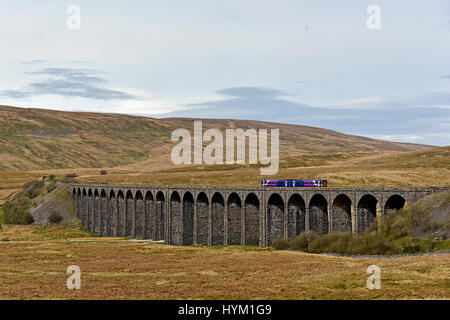 Personenzug Ribblehead-Viadukt auf der Settle Carlisle Linie überqueren. Batty Moos, Ribblehead, North Yorkshire, England, Vereinigtes Königreich, Stockfoto