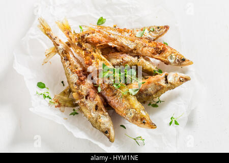 Delicious roch Fish And Chips mit Salz und Kräutern Stockfoto