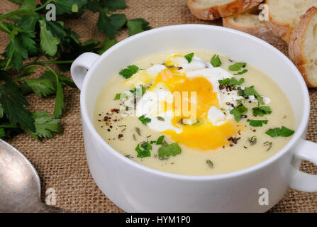 -Creme-Kartoffelsuppe mit Speck und Spiegeleiern, Kräuter, Gewürze Stockfoto