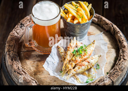 Homemade roch Fish And Chips mit Salz und Kräutern Stockfoto