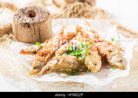 Frisch geröstete roch Fisch mit Salz und Kräutern Stockfoto