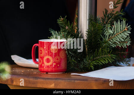 Die typische Tasse die traditionellen Weihnachtsmärkte Bozen in Italien. Stockfoto