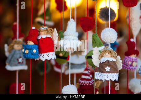 Weihnachtsengel mit Wolle auf den traditionellen Weihnachtsmärkten von Bozen in Italien gemacht. Stockfoto