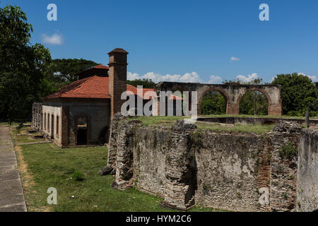 Ruinen des Nigua Sugar Mill oder Ingenio Boca de Nigua, gebaut in den 1600 in Nigua in der Dominikanischen Republik.  Im Jahre 1796 war es der Ort der Tannen Stockfoto