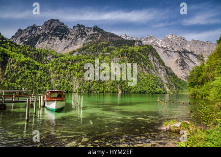 Marina für Boote auf dem See-Info in den Alpen Stockfoto