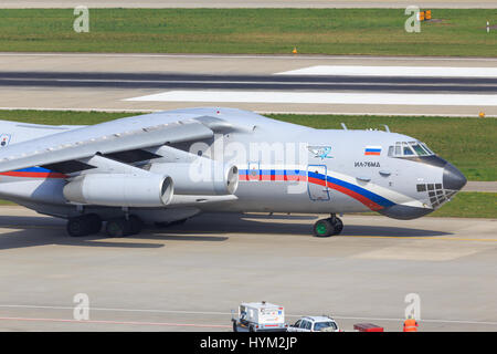 Il-76 am Flughafen Zürich Stockfoto