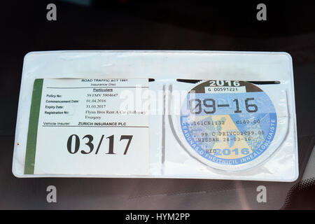 Eine typische Sammlung von regulierten Autofahren Datenträger auf einer irischen Auto: NCT, Kfz-Versicherung und Kfz-Steuer. Stockfoto