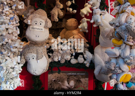 Einen Stand von typischen Produkten an den traditionellen Weihnachtsmärkten von Bozen in Italien. Stockfoto