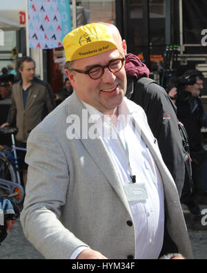 Aalst, Belgien, 2. April 2017: Der aktuelle Bürgermeister von Aalst, Christophe d'haese erfüllt und grüßt die Öffentlichkeit auf dem Marktplatz, während der Tour von Stockfoto