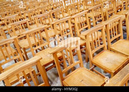 Große Gruppe von Holzstühle in Reihen angeordnet. Stockfoto