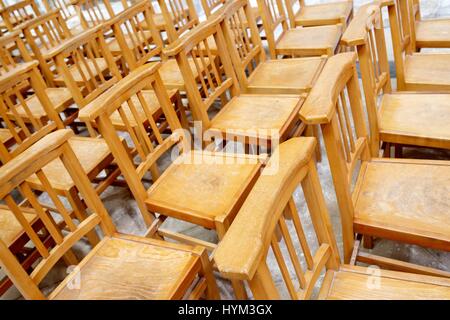 Große Gruppe von Holzstühle in Reihen angeordnet. Stockfoto