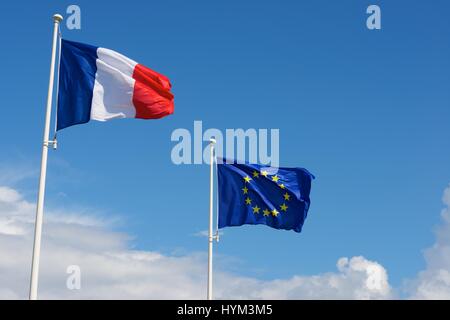 Nahaufnahme der Flaggen der Europäischen Union und Frankreich. Stockfoto