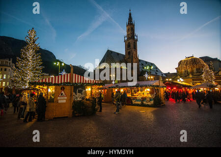 Besucher besuchen die traditionellen Weihnachtsmärkte Bozen in Italien. Stockfoto