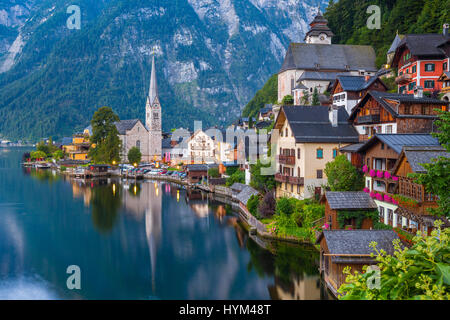 Malerischen Postkarten-Blick auf berühmte historische Hallstatt Bergdorf mit Traun in den österreichischen Alpen in der mystischen Dämmerung im Sommer Stockfoto